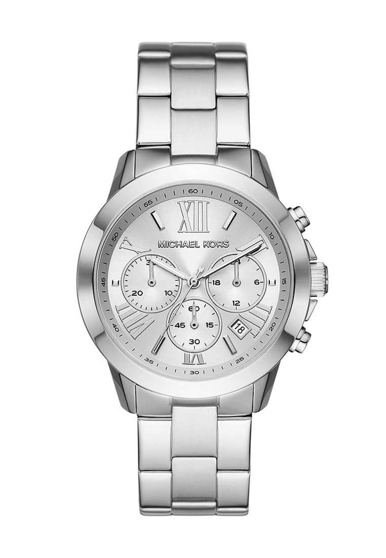 Montre chronographe en métal argenté avec un boîtier rond, le chiffre romain XII, trois sous-cadrans, un affichage de la date et un bracelet en acier inoxydable.