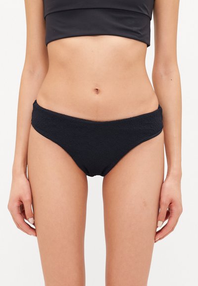 Bas de bikini noir avec un tissu texturé et une coupe taille mi-haute, doté d'une large ceinture pour le confort et d'une finition lisse.