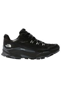 Zapato de trail running negro con parte superior de malla, acentos reflectantes, suela de goma gruesa y talón reforzado. Cuenta con un sistema de cordones seguro.