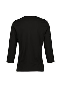Černý top s dlouhým rukávem vyrobený z měkké tkaniny, s jednoduchým kulatým výstřihem a uvolněným střihem, který má jednotnou texturu a žádné vzory.