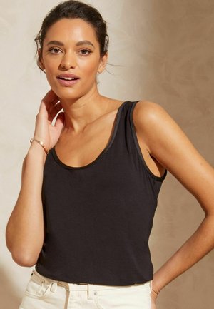 Sort ærmeløs tanktop med rund halsudskæring. Glat, strækbart stof med en tætsiddende pasform. Ingen synlige mønstre eller hardware.