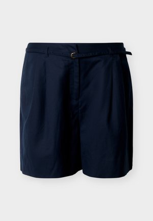 Στενά κομμένα σορτς σε ναυτικό μπλε χρώμα με λεπτή ζώνη που ταιριάζει και μικρή χρυσή αγκράφα, παρουσιασμένα σε λευκό φόντο.