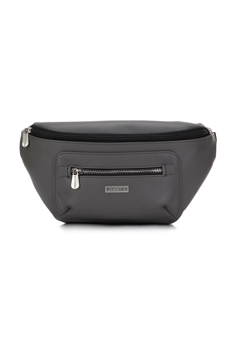 Šedá syntetická crossbody taška s hlavním často na zip a přední kapsou. Má hladký povrch a jemné logo značky.