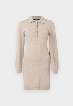 Beige neulottu mekko, jossa on kauluksen näköinen pääntie, viiden napin lista ja pitkät hihat, joissa on ribbauspäät. Sileä pinta, napakka siluetti.