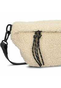 Borsa in finta shearling color crema con parte superiore pieghevole, dotata di lacci neri e una tracolla regolabile nera. Design compatto e testurizzato.
