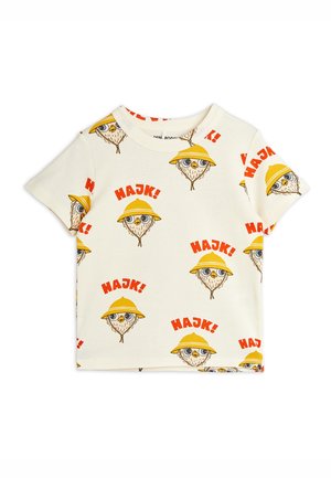 Camiseta de niño de manga corta color crema con caras de búho de dibujos animados repetidas, usando sombreros amarillos y el texto rojo "HAJK!" impreso por todas partes.