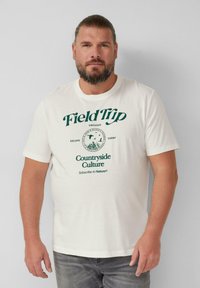 Weißes Baumwoll-T-Shirt mit grüner Grafikschrift und kreisförmigem Logodesign. Kurze Ärmel, runder Ausschnitt und lockere Passform.
