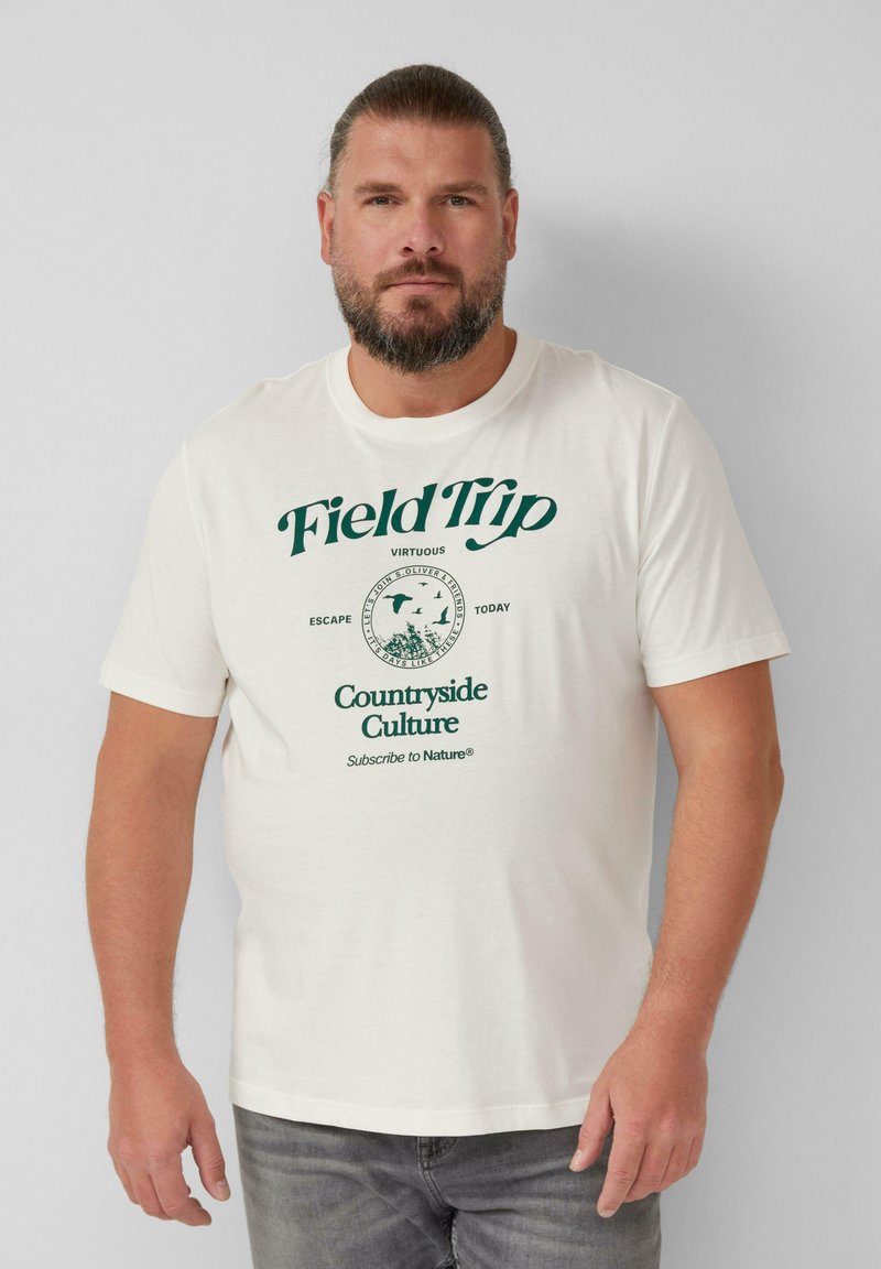 Weißes Baumwoll-T-Shirt mit grüner Grafikschrift und kreisförmigem Logodesign. Kurze Ärmel, runder Ausschnitt und lockere Passform.
