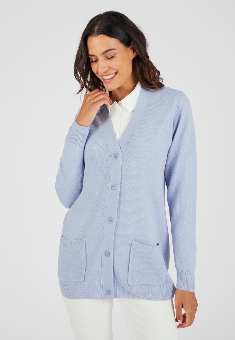 Cardigan lavorato a maglia blu chiaro con scollatura a V, cinque bottoni, polsini e orlo a costine e due tasche frontali. Realizzato in tessuto morbido.