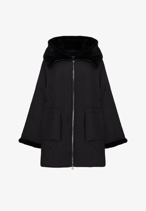 Musta puffatakki, jossa on pehmeä, turkista tehty huppu. Takissa on edessä vetoketju ja kaksi suurta etutaskua. Leveät hihat, joissa on turkiskoristuksia.