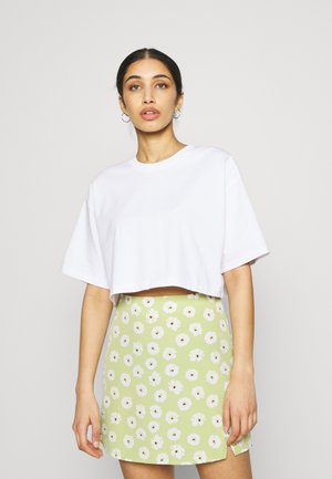 CLAIRE CROPPED TEE - Jednoduché triko - white