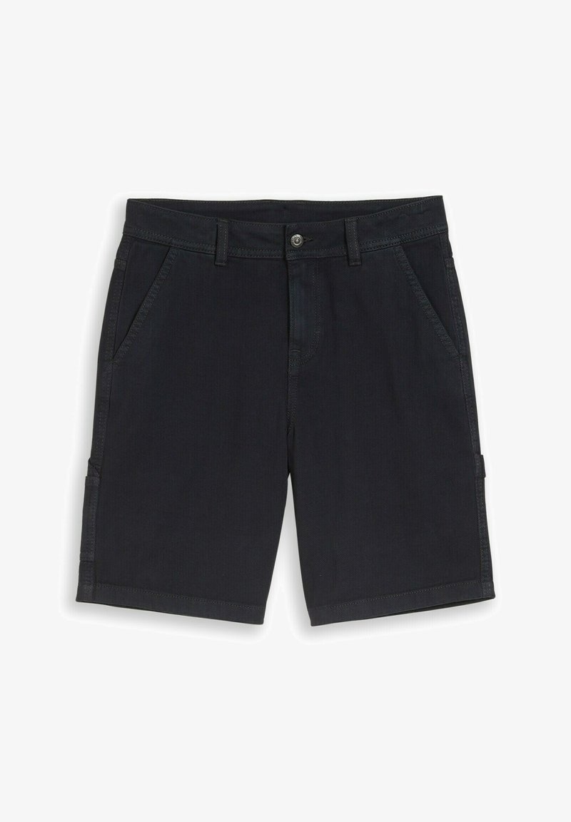 Shorts noirs décontractés avec passants de ceinture, bouton et fermeture éclair à l'avant, poches latérales et petite poche sur la jambe droite.