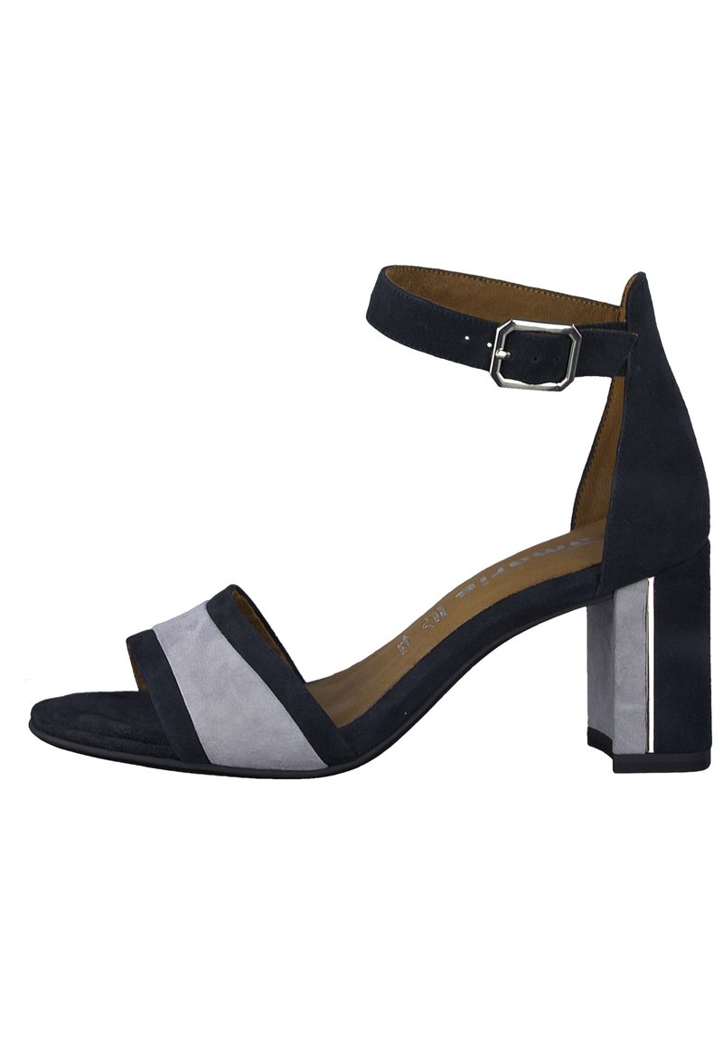 Czarno-szare zamszowe sandały na obcasie z paskiem wokół kostki, otwartym noskiem i słupkowym obcasem z metalicznym akcentem. Teksturowany wzór paska.