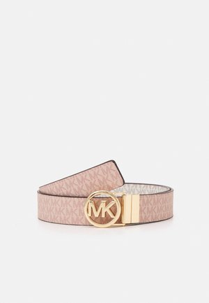 Jasnoróżowy designerski pasek z powtarzającym się wzorem "MK" oraz złotą, okrągłą klamrą z inicjałami "MK", pokazany zwinięty na białym tle.