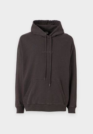 Mørk grå hettegenser med kengurulomme, snøring i hetta, ribbestrikkede mansjetter og nederkant. Har diskret logo brodert på forsiden.