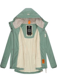 Veste extérieure verte avec une capuche doublée en fourrure, doublure intérieure crème et détails en étiquette orange. Présente des fermetures à boutons et des poignets côtelés.