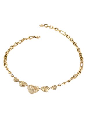 Collana in tono dorato con maglie a forma di cuore, alcune con superfici texturizzate e diamanti simulati; design della catena con chiusura a moschettone.
