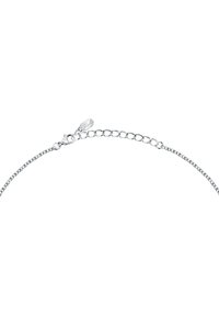 Bracciale in metallo argentato con chiusura a gancio, caratterizzato da un design a maglie fine e lunghezza regolabile con un piccolo tag inciso.