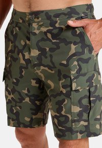 Maskárové cargo šortky so zmesou tmavozelenej, khaki a čiernej farby. Obsahuje bočné vrecká a gombíkový uzáver. Hladká textúra látky.