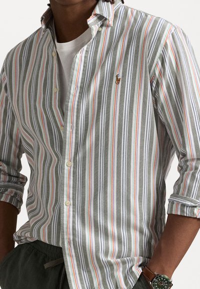 Cămașă cu dungi, cu un model în verde, gri și nuanțe pastelate, guler button-down și un mic logo pe piept, într-o croială casual.