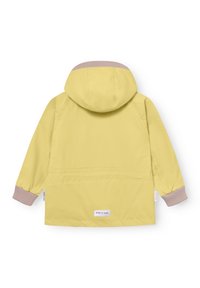 Rumena otroška jakna s kapuco z rožnatimi podolgastimi manšetami in etiketo na zadnjem robu, prikazana od zadaj na belem ozadju.