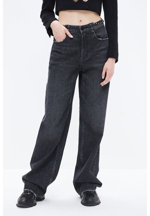 Black wide-leg jeans made of denim. Features include a high waist, front pockets, and contrasting stitching near the pockets and hem.