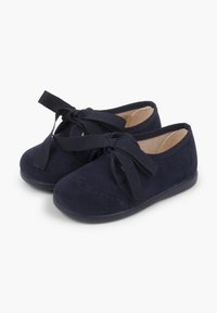 Scarpe in suede blu navy con punta tonda, cuciture decorative e nastri coordinati davanti. Rivestimento interno morbido.