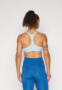 Nike Performance BRA - Sportski grudnjak s blagom potporom - light armory blue/white
