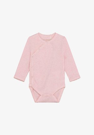 Lyserød ribbet babydragt med lange ærmer, side-lukning med trykknapper, bølget kant og trykknapper i bunden for nem påklædning.