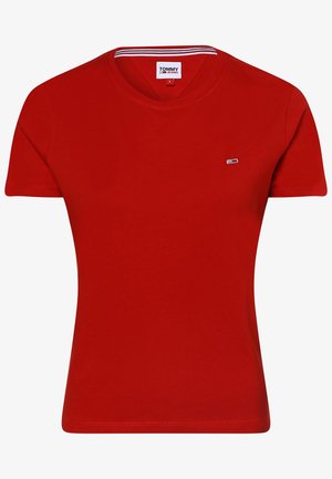 Czerwony T-shirt z krótkim rękawem i dekoltem w serek, z małym logo Tommy Jeans na piersi oraz metką z rozmiarem wewnątrz kołnierza.