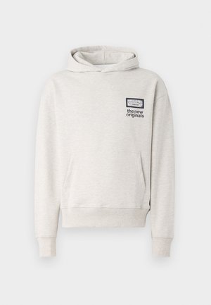 Lys grå hettegenser laget av mykt stoff. Har en kengurulomme og ribbede mansjetter. Inkluderer en trykt logo i mørkeblå på brystet.