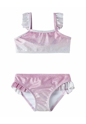 Dwuczęściowy kostium kąpielowy dla dziewczynki wykonany z błyszczącej różowo-srebrnej tkaniny, z falbankami na ramiączkach i po bokach majtek.