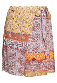 Falda tipo envolvente con una mezcla de patrones florales y de paisley en tonos amarillos, naranjas y morados, con un lazo en la cintura y hecha de una tela ligera.
