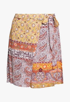 Gonna a portafoglio caratterizzata da un mix di motivi floreali e paisley in toni di giallo, arancio e viola, con un nastro in vita e un tessuto leggero.