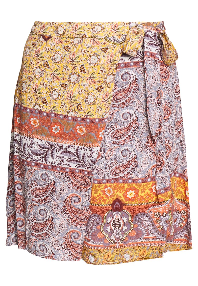 Falda tipo envolvente con una mezcla de patrones florales y de paisley en tonos amarillos, naranjas y morados, con un lazo en la cintura y hecha de una tela ligera.