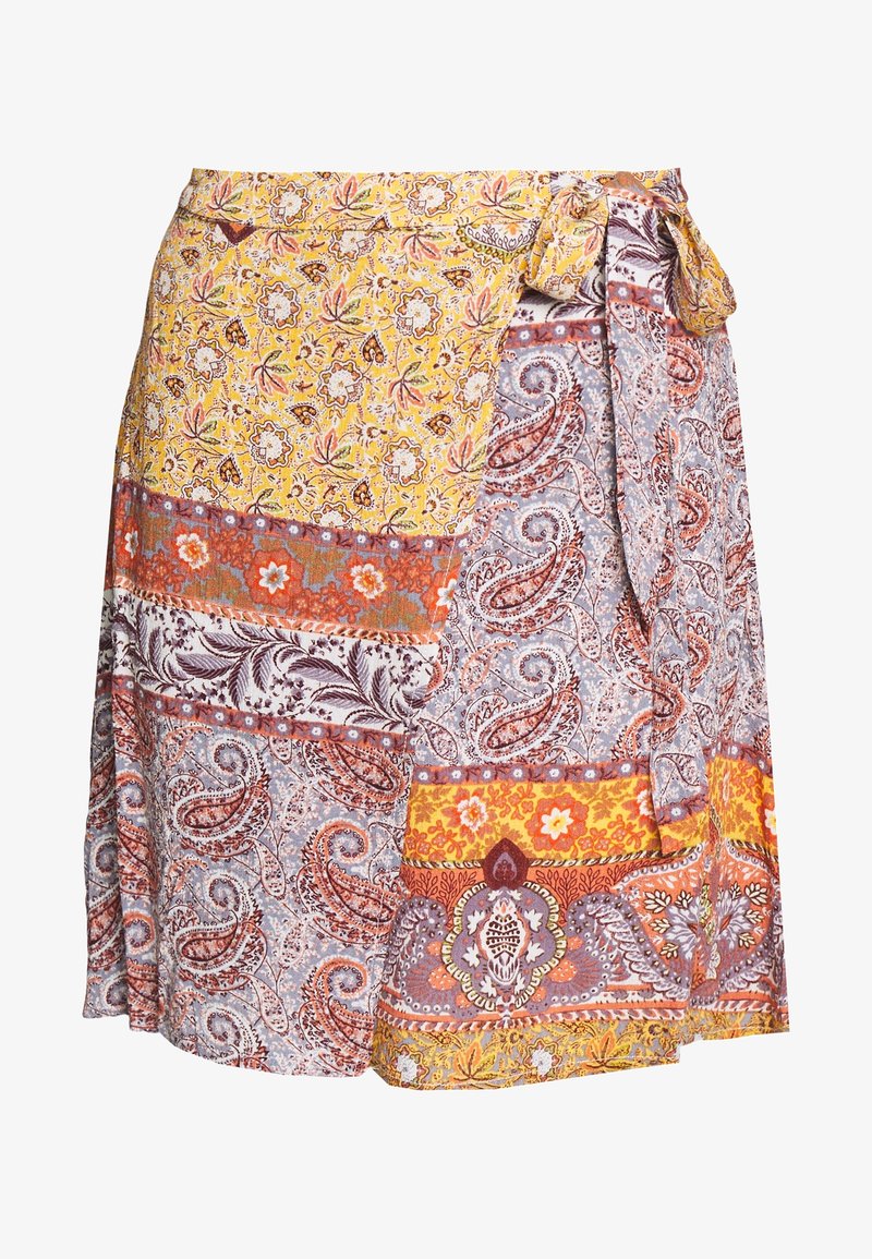 Falda tipo envolvente con una mezcla de patrones florales y de paisley en tonos amarillos, naranjas y morados, con un lazo en la cintura y hecha de una tela ligera.