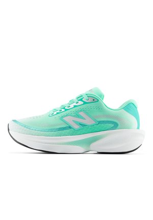 Ανοιχτό τιρκουάζ παπούτσι τρεξίματος New Balance με λευκή και μαύρη σόλα, μαξιλαρωμένη ενδιάμεση σόλα και κορδόνια, εμφανίζεται από το πλάι σε λευκό φόντο.
