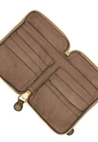 Interno di un portafoglio in pelle marrone con zip dorata. Presenta numerosi scomparti per carte e una texture liscia. Dettaglio del logo del marchio ben visibile.