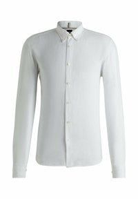 Witte langemouwhemd gemaakt van lichte stof, met een button-down kraag, frontale knoopsluiting en een subtiele textuur.