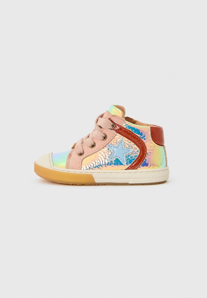 Basket haute en tissu rose avec des accents holographiques brillants. Présente des empiècements en cuir marron, un détail en forme d'étoile et une semelle en caoutchouc.