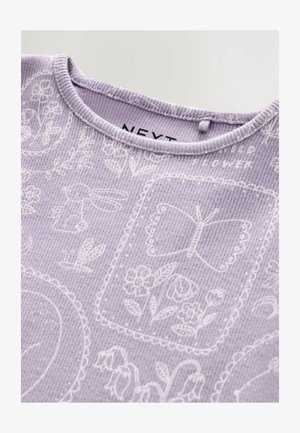 Maglietta viola a coste con motivi floreali e farfalle in rilievo bianchi, colletto rotondo e etichetta con la scritta "NEXT."
