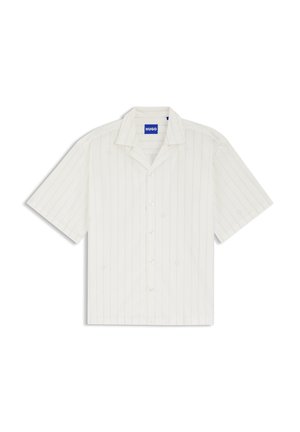Camisa blanca de manga corta con botones, con sutiles rayas verticales y cuello puntiagudo, con una etiqueta azul visible de "HUGO" en el interior del cuello.