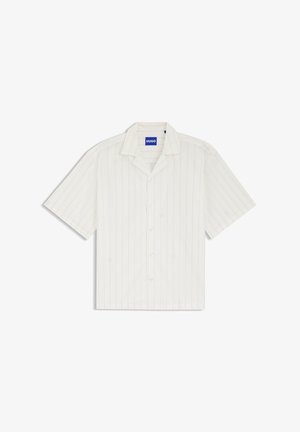 Hvit kortermet skjorte med knapper, med subtile vertikale striper og spiss krage, med en synlig blå «HUGO»-etikett inne i halsåpningen.