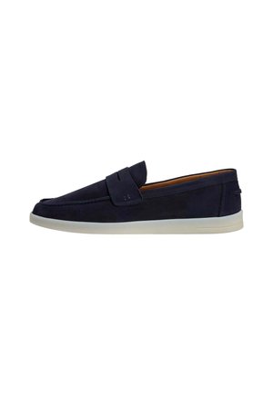 Marineblauwe suède slip-on loafer met witte rubberen zool en een horizontale band over de bovenzijde.