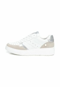 Zapatilla blanca con acentos de ante y cuero, herrajes plateados, detalles perforados y suela blanca texturizada.