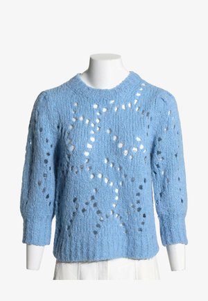 Pull tricoté bleu clair avec un motif de petits trous, avec un col rond et des manches trois-quarts sur un mannequin blanc.