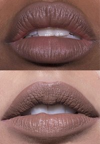 Deux gros plans de lèvres : le haut affiche une teinte brune profonde et brillante avec une texture visible ; le bas montre un brun clair mat avec de fines lignes.