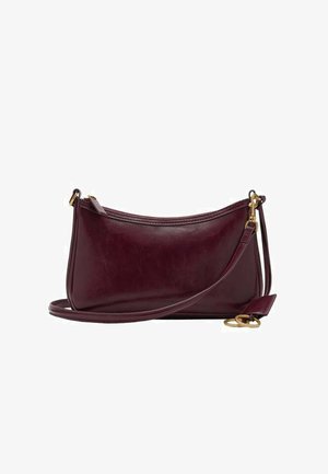 Geantă din piele burgundy, tip crossbody, cu o textură netedă, design curbat, închidere cu fermoar și detalii din metal de culoare aurie. Inclusă curea reglabilă.