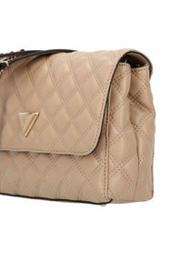 Steppte beige Kunstleder-Handtasche mit Klappenverschluss, versehen mit einem kleinen dreieckigen Logo und schwarzem Besatz am Rand.