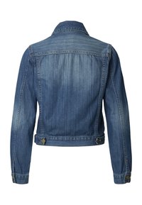 Džínová bunda v strednom modrom odtieni s vyblednutými časťami a vertikálnou pruhovanou textúrou, vybavená klasickým golierom, gombíkovými manžetami a nastaviteľnými páskmi v páse.